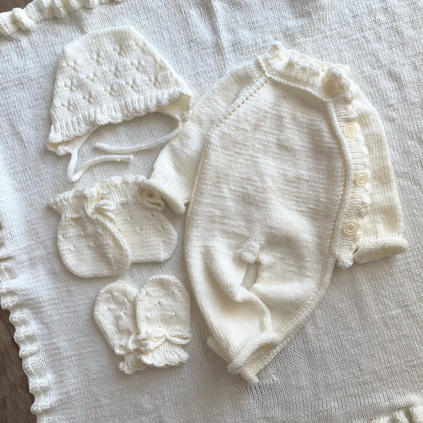 Coming home outfit, newborn outfit, knitted jumpsuit, baby blanket