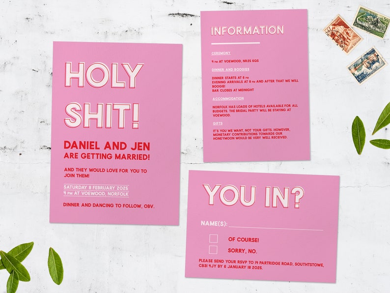 K&ouml;nnte beinhalten: Rosa Hochzeitseinladung mit dem Text "HOLY SHIT!" in roten und wei&szlig;en Buchstaben. Die Einladung ist f&uuml;r die Hochzeit von Daniel und Jen am Samstag, den 8. Februar 2025 um 16:00 Uhr in Voewood, Norfolk. Die Einladung enth&auml;lt auch Informationen &uuml;ber die Zeremonie, das Abendessen und die Unterk&uuml;nfte.