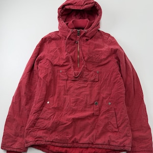 Può includere: Una giacca pullover rossa con cappuccio, chiusura frontale a mezza zip e una grande tasca frontale con patta. La giacca presenta maniche lunghe con polsini a coste, un cappuccio con coulisse e ricami tono su tono sul petto e sull'orlo.