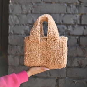 Petit sac à poignée supérieure, Design unique en laine d'agneau artificielle, Sac beige, Petite trousse à maquillage, Trousse de toilette pour femme, Sac à bandoulière, Sac à main pour femme