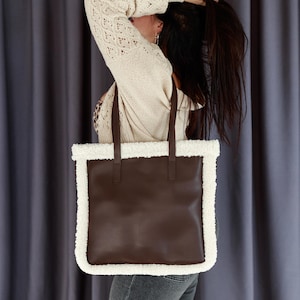 Sac fourre-tout en cuir écologique : cabas teddy marron, grand sac de travail