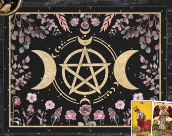 Op de afbeelding: Zwarte rechthoekige mat, 45.7 x 35.6 cm, met een gouden pentagram, halve manen en bloemmotieven. De mat bevat twee tarotkaarten en een kom met kristallen. Het ontwerp is omlijst door een decoratieve rand.
