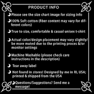 Pu&ograve; includere: Informazioni sul prodotto per una t-shirt unisex. Il testo descrive la t-shirt come 100% cotone morbido, a misura reale, comoda e casual. Menziona anche che il colore e il posizionamento del design effettivi possono variare leggermente a causa del processo di stampa e delle impostazioni del monitor. La t-shirt &egrave; lavabile in lavatrice e ha un'etichetta rimovibile. Il testo indica anche che la t-shirt non &egrave; disponibile nei negozi ed &egrave; progettata e spedita dagli Stati Uniti.