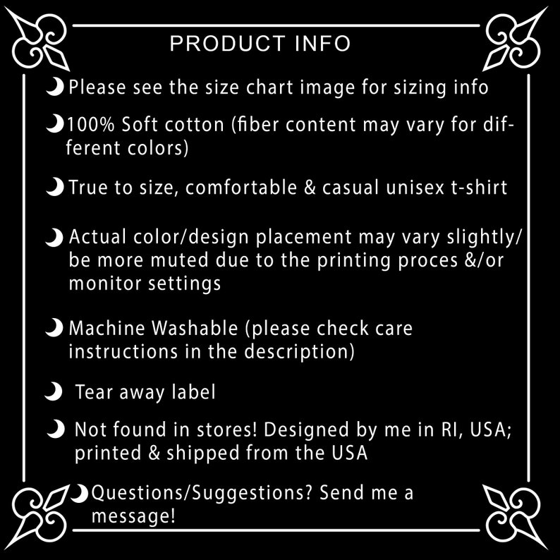 Pu&ograve; includere: Informazioni sul prodotto per una t-shirt unisex. Il testo descrive la t-shirt come 100% cotone morbido, a misura reale, comoda e casual. Menziona anche che il colore e il posizionamento del design effettivi possono variare leggermente a causa del processo di stampa e delle impostazioni del monitor. La t-shirt &egrave; lavabile in lavatrice e ha un'etichetta rimovibile. Il testo indica anche che la t-shirt non &egrave; disponibile nei negozi ed &egrave; progettata e spedita dagli Stati Uniti.