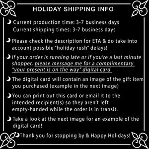 K&ouml;nnte beinhalten: Schwarzwei&szlig;grafik mit einem wei&szlig;en Kreis und einem Pfeil, der nach rechts zeigt. Der Text lautet "HOLIDAY SHIPPING INFO" und enth&auml;lt Informationen &uuml;ber die aktuellen Produktions- und Versandzeiten sowie einen Hinweis auf m&ouml;gliche Verz&ouml;gerungen durch den "Weihnachtsansturm". Der Text erw&auml;hnt auch eine kostenlose digitale Karte "Ihr Geschenk ist unterwegs", die an Last-Minute-K&auml;ufer geschickt wird.