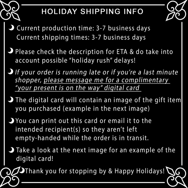 K&ouml;nnte beinhalten: Schwarzwei&szlig;grafik mit einem wei&szlig;en Kreis und einem Pfeil, der nach rechts zeigt. Der Text lautet "HOLIDAY SHIPPING INFO" und enth&auml;lt Informationen &uuml;ber die aktuellen Produktions- und Versandzeiten sowie einen Hinweis auf m&ouml;gliche Verz&ouml;gerungen durch den "Weihnachtsansturm". Der Text erw&auml;hnt auch eine kostenlose digitale Karte "Ihr Geschenk ist unterwegs", die an Last-Minute-K&auml;ufer geschickt wird.