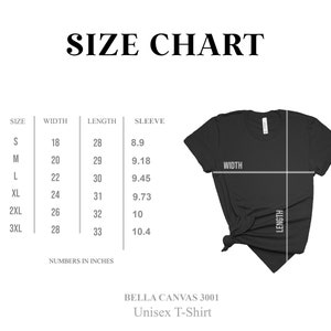 Pu&ograve; includere: Tabella delle taglie per una t-shirt unisex, che mostra le misure in pollici per larghezza, lunghezza e lunghezza della manica per le taglie S, M, L, XL, 2XL e 3XL. La tabella include anche un diagramma di una t-shirt con etichette per larghezza e lunghezza.