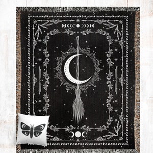 K&ouml;nnte beinhalten: Schwarz-wei&szlig; gewebte Wandbehang mit einer Sichelmond und einem Besen. Der Wandbehang hat ein sich wiederholendes Muster aus Sternen, Monden und floralen Designs.