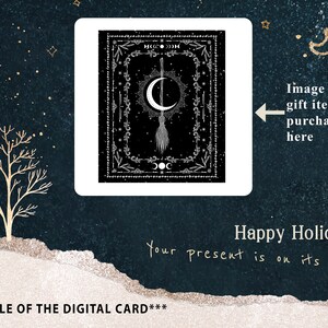 K&ouml;nnte beinhalten: Eine digitale Geschenkkarte mit einer Schwarzwei&szlig;illustration eines Halbmondes und eines Besens mit Sternen im Hintergrund. Der Text "Frohe Feiertage! Dein Geschenk ist unterwegs!" ist in Wei&szlig; auf einem dunkelblauen Hintergrund geschrieben. Der Text "***BEISPIEL DER DIGITALEN KARTE***" ist in Wei&szlig; auf einem hellbraunen Hintergrund geschrieben.