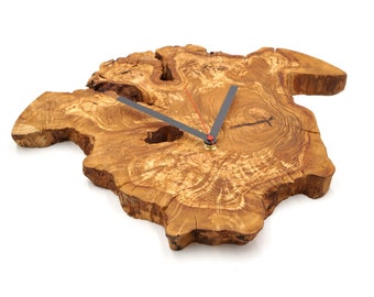 Wanduhr aus wilder Olivenholz-Baumscheibe 'Atmos' Massivholz mit lautlosem Uhrwerk und Anthrazit-Zeiger Design by ehrenwalde®