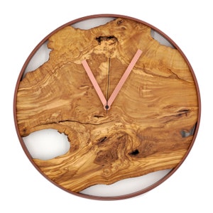 Horloge murale tranche d'arbre en bois d'olivier avec mécanisme silencieux comme décoration murale au design moderne et rustique image 4