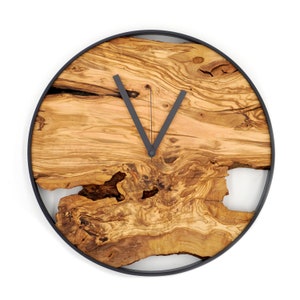 Horloge murale tranche d'arbre en bois d'olivier avec mécanisme silencieux comme décoration murale au design moderne et rustique