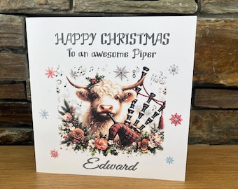 Può includere: Un biglietto di Natale bianco con un'illustrazione festosa di una mucca delle Highlands che suona la cornamusa. Il biglietto recita "Buon Natale A un fantastico Piper Edward".