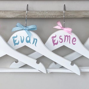 Cintre pour bébé, cintre pour enfants, cintre, cintre personnalisé, cadeau bébé, cintre personnalisé, cintre prénom en bois