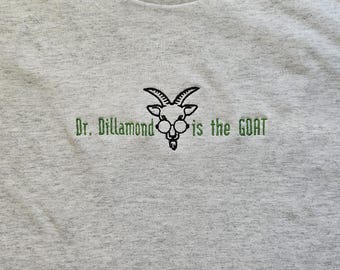 Camiseta unisex bordada del Dr. Dillamond de la película Wicked Broadway