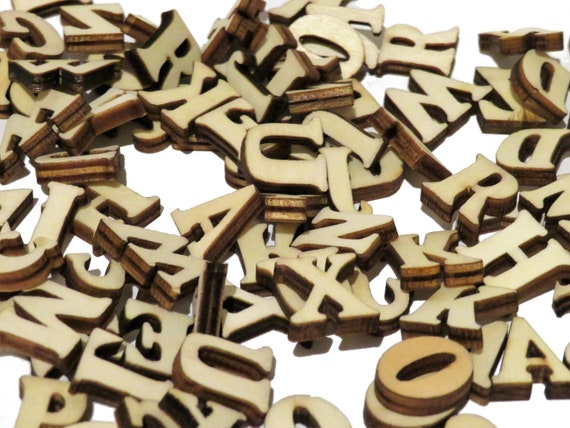  Pequeñas letras de madera pequeñas sin terminar letras