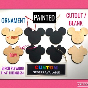 Könnte beinhalten: Sechs unfertige Holzornamente in Form von Mickey-Maus-Köpfen. Die Ornamente sind mit oder ohne Schleife erhältlich und können bemalt oder leer gelassen werden. Die Ornamente sind aus 6,35 mm dickem Birkenholz gefertigt. Sonderanfertigungen sind möglich.