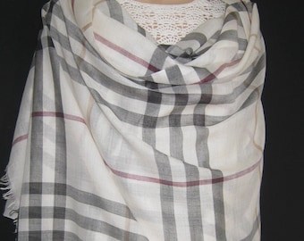 Szalik Burberry London Vintage Giant Gauze Ivory Check Finest Weave z mieszanki wełny i jedwabiu z frędzlami, 220 x 70 cm
