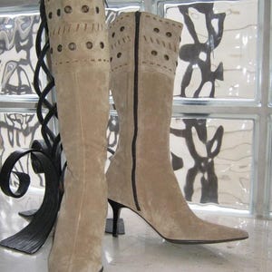 Botas de punta de ante de ROLAND CARTIER con tacón de aguja / Color tostado / Cierre de cremallera / Fabricadas en Italia, EU38/39 (ver medidas)