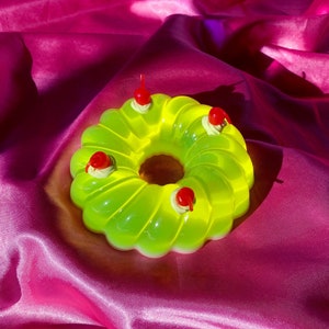 Bonita decoración de pastel de gelatina falsa - Escultura de caramelo pop art - Pastel falso de resina de pastel de limón - Decoración divertida de cerezas - Escultura estética de comida falsa para el hogar