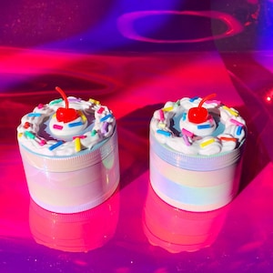 フェイクケーキメタルグラインダー - かわいいグラインダー - ガーリーなビッグハーブグラインダー - かわいいチェリーのY2Kグラインダー - 虹色のグラインダーキャッチャー