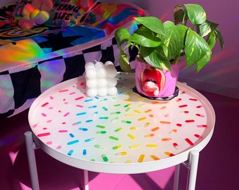 Mesa de resina colorida, móveis descolados, mesa de centro descolada, decoração com dopamina, mesa lateral peculiar, móveis de arte pop, decoração maximalista, retrô