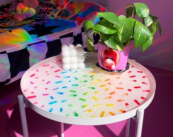 Regenbogen-Tabletten-Harztisch – Pop-Art-Beistelltisch – Kitsch-Mitteltisch – moderner runder Nachttisch – Tabletten-Harz-Tablett