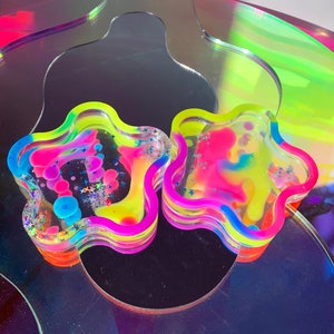 Resin Wavy Coaster Set of 4 Funky Rainbow Coaster Squiggle Neon Coaster ...