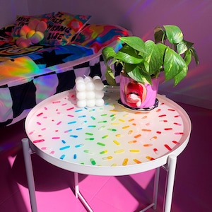 Mesa de resina con pastillas de colores, muebles modernos, mesa de centro moderna, decoración con dopamina, mesa auxiliar peculiar, muebles pop art, decoración maximalista, retro