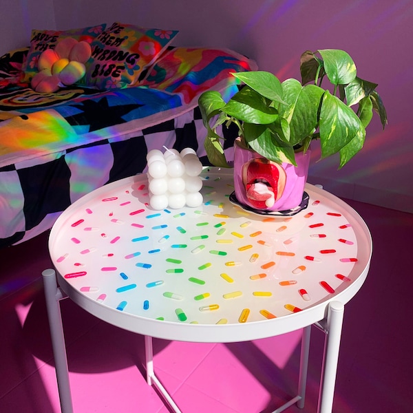 Tavolo in resina per compresse arcobaleno - Tavolino pop art - Tavolo centrale Kitsch - Comodino rotondo moderno - Vassoio in resina per compresse
