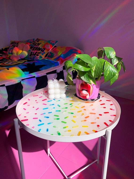Bunter Pillen-Harz-Tisch, funky Möbel, cooler Beistelltisch, Dopamin-Dekor, schrulliger Beistelltisch, Pop-Art-Möbel, maximale Dekoration, Retro