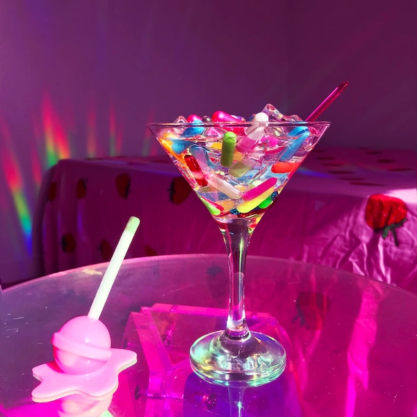 Kieliszek do martini z pigułek, imitacja martini z żywicy, dekoracja z imitacją jedzenia, sztuka z przedawkowaniem pigułek, rzeźba pop-art, odjechany wystrój domu, oryginalny wystrój baru, sztuka z żywicy