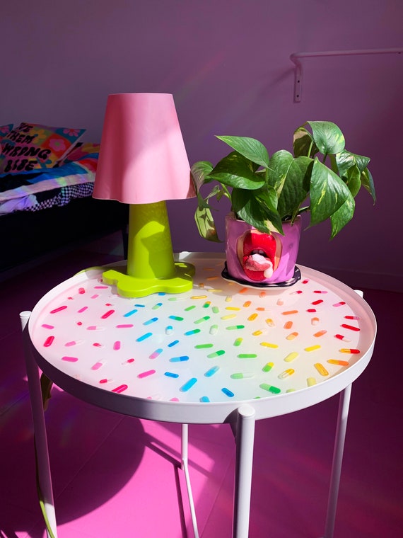 Bunter Pillen-Harz-Tisch, funky Möbel, cooler Beistelltisch, Dopamin-Dekor, schrulliger Beistelltisch, Pop-Art-Möbel, maximale Dekoration, Retro