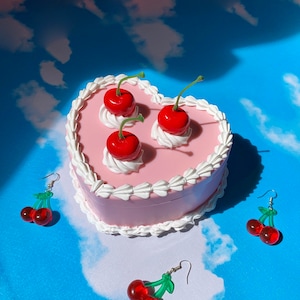 Boîte à bijoux pour gâteau, faux gâteau coeur, gâteau aux cerises roses, boîte à bijoux coquette, décoration alimentaire originale, décoration kitsch, décoration dopamine