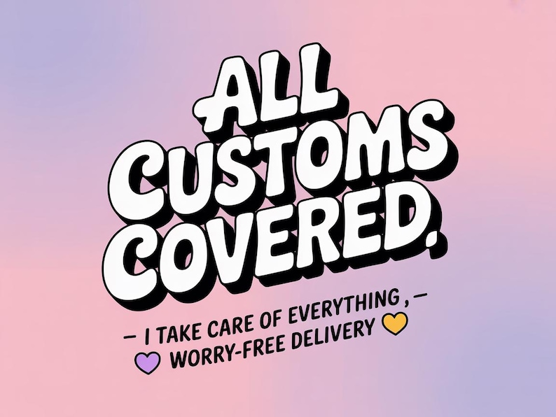K&ouml;nnte beinhalten: Grafik mit dem Text "ALL CUSTOMS COVERED" in fetter, wei&szlig;er 3D-Schrift mit schwarzen Umrissen. Darunter steht in kleinerem Text "- I TAKE CARE OF EVERYTHING, - WORRY-FREE DELIVERY" mit lila und gelben Herz-Emojis auf einem rosa-lila Farbverlauf.