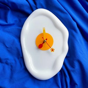 Fried Egg Kitchen Clock, Resin Egg Wall Art, 3D Fake Food, Pop Art Sculpture, Dopamine Decor, Funky Clock, Funny Quirky Decor, Kitsch, 9.5in