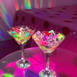 Gummyberen nep martiniglas - hars martini-drankje en nep-ijsblokjes - coole nepcocktail - gummybeerkunst - popart-sculptuur - etensdecor