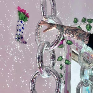 Catena da discoteca gigante, scultura a forma di palla da discoteca, pop art 3D, arte da soffitto sospesa, decorazione da discoteca funky, palla a specchio con dopamina, decorazione alternativa, 43,5 pollici