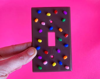 Cubierta para interruptor de luz con forma de brownie, decoración de brownie cósmico, arte de pared de dulces en 3D, arte pop en resina, decoración adorable con efecto dopamina, cubierta de comida falsa, arte de cocina kitsch