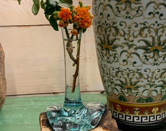 Drivveds- och glasvas med dekorativ blomknopp