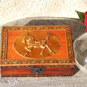 Boîte à casse-tête vintage en bois avec couvercle à charnière - Rangement rustique pour les amateurs de chevaux et objets de collection