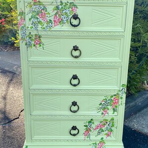 ¡Agotado! ¡Indisponible! Cofre de lencería, cómoda alta antigua, flores originales pintadas a mano, armario campestre francés, cómoda Shabby Chic imagen 4