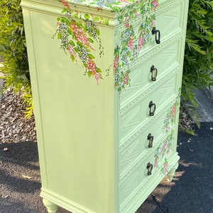 ¡Agotado! ¡Indisponible! Cofre de lencería, cómoda alta antigua, flores originales pintadas a mano, armario campestre francés, cómoda Shabby Chic imagen 5