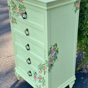 ¡Agotado! ¡Indisponible! Cofre de lencería, cómoda alta antigua, flores originales pintadas a mano, armario campestre francés, cómoda Shabby Chic imagen 7