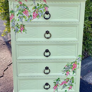 ¡Agotado! ¡Indisponible! Cofre de lencería, cómoda alta antigua, flores originales pintadas a mano, armario campestre francés, cómoda Shabby Chic imagen 3