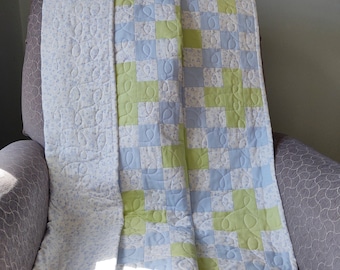 Couette pour bébé en patchwork bleu et vert, cadeau matelassé pour bébé, courtepointe traditionnelle sur les genoux, courtepointe en chaîne irlandaise, cadeau de baby shower, cadeau de naissance neutre