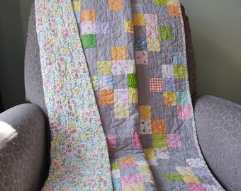 Édredon pour bébé fait main en patchwork, tapis de jeu matelassé pour bébé, couette sur les genoux, courtepointe grise et florale, 40 x 40 po, cadeau pour bébé/enfant en bas âge, prêt à être expédié