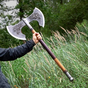 Viking Dubbelbladsyxa – Handsmidd Displayyxa med Specialgravyr