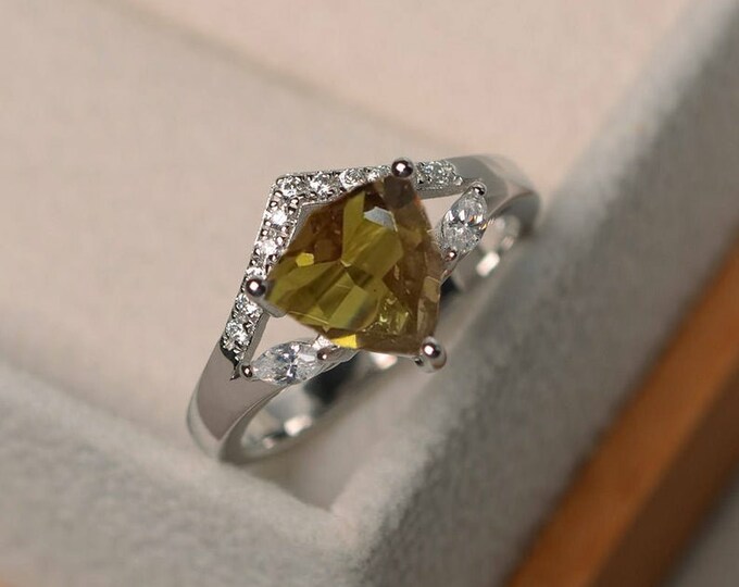 Zultanite Ring-Zultanite Diaspore Colors Change Ring-Colours Changing Ring-Trillion Cut Zultanite Ring-Zultanite-Vintage Zultanite Ring