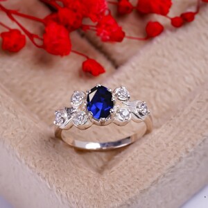 Anillo apilable ovalado delicado de zafiro, anillo de zafiro único, anillo fino, anillo minimalista de oro, anillo con piedra de nacimiento, anillo de zafiro azul